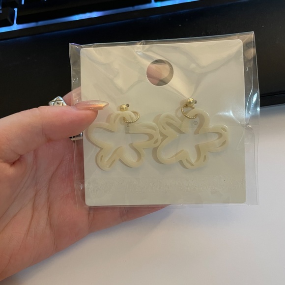 Brand New Earring - Picture 5 of 5